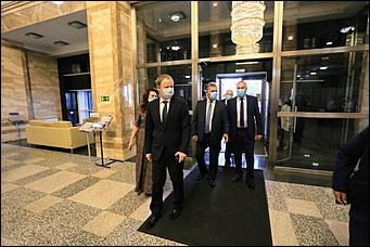 28 мая 2020 г., Барнаул   В масках и соблюдая дистанцию. Как депутаты слушали годовой отчет Виктора Томенко