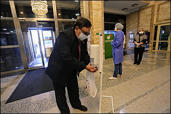 28 мая 2020 г., Барнаул   В масках и соблюдая дистанцию. Как депутаты слушали годовой отчет Виктора Томенко