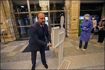 28 мая 2020 г., Барнаул   В масках и соблюдая дистанцию. Как депутаты слушали годовой отчет Виктора Томенко