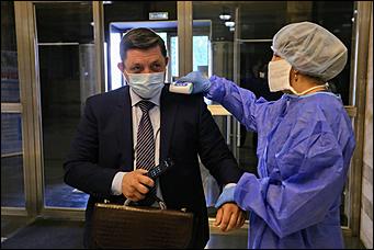 28 мая 2020 г., Барнаул   В масках и соблюдая дистанцию. Как депутаты слушали годовой отчет Виктора Томенко