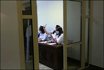 28 мая 2020 г., Барнаул   В масках и соблюдая дистанцию. Как депутаты слушали годовой отчет Виктора Томенко