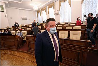 28 мая 2020 г., Барнаул   В масках и соблюдая дистанцию. Как депутаты слушали годовой отчет Виктора Томенко