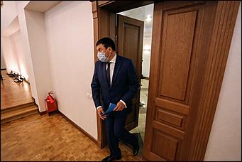 28 мая 2020 г., Барнаул   В масках и соблюдая дистанцию. Как депутаты слушали годовой отчет Виктора Томенко