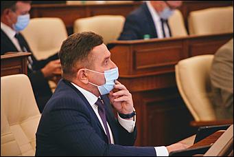 28 мая 2020 г., Барнаул   В масках и соблюдая дистанцию. Как депутаты слушали годовой отчет Виктора Томенко