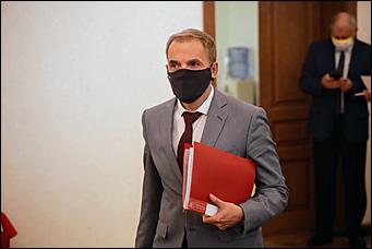 28 мая 2020 г., Барнаул   В масках и соблюдая дистанцию. Как депутаты слушали годовой отчет Виктора Томенко