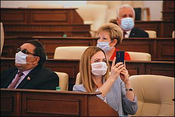 28 мая 2020 г., Барнаул   В масках и соблюдая дистанцию. Как депутаты слушали годовой отчет Виктора Томенко