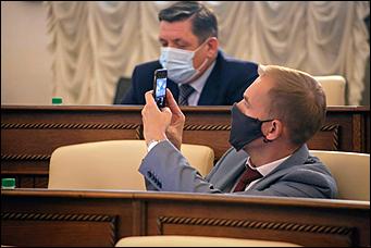 28 мая 2020 г., Барнаул   В масках и соблюдая дистанцию. Как депутаты слушали годовой отчет Виктора Томенко