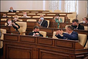 28 мая 2020 г., Барнаул   В масках и соблюдая дистанцию. Как депутаты слушали годовой отчет Виктора Томенко