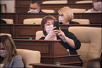 28 мая 2020 г., Барнаул   В масках и соблюдая дистанцию. Как депутаты слушали годовой отчет Виктора Томенко