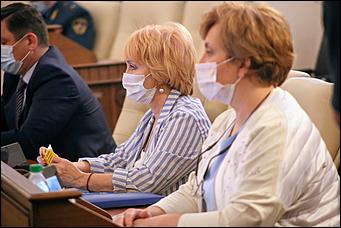 28 мая 2020 г., Барнаул   В масках и соблюдая дистанцию. Как депутаты слушали годовой отчет Виктора Томенко