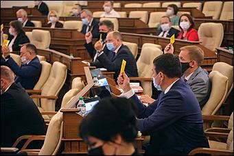 28 мая 2020 г., Барнаул   В масках и соблюдая дистанцию. Как депутаты слушали годовой отчет Виктора Томенко