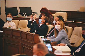28 мая 2020 г., Барнаул   В масках и соблюдая дистанцию. Как депутаты слушали годовой отчет Виктора Томенко