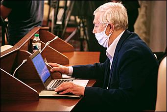 28 мая 2020 г., Барнаул   В масках и соблюдая дистанцию. Как депутаты слушали годовой отчет Виктора Томенко