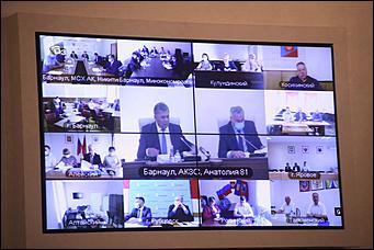 28 мая 2020 г., Барнаул   В масках и соблюдая дистанцию. Как депутаты слушали годовой отчет Виктора Томенко