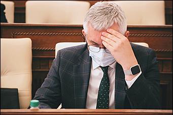 28 мая 2020 г., Барнаул   В масках и соблюдая дистанцию. Как депутаты слушали годовой отчет Виктора Томенко