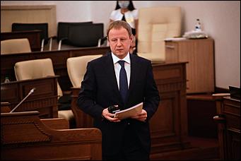 28 мая 2020 г., Барнаул   В масках и соблюдая дистанцию. Как депутаты слушали годовой отчет Виктора Томенко