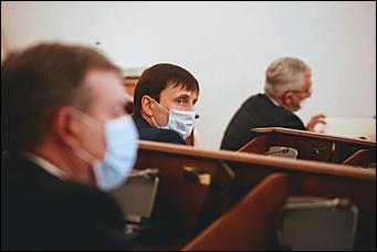 28 мая 2020 г., Барнаул   В масках и соблюдая дистанцию. Как депутаты слушали годовой отчет Виктора Томенко
