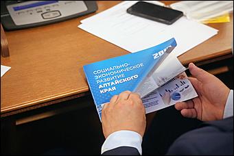 28 мая 2020 г., Барнаул   В масках и соблюдая дистанцию. Как депутаты слушали годовой отчет Виктора Томенко