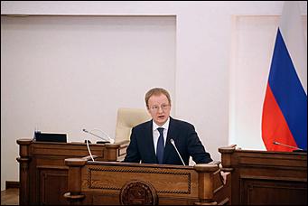 28 мая 2020 г., Барнаул   В масках и соблюдая дистанцию. Как депутаты слушали годовой отчет Виктора Томенко