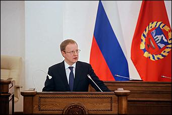 28 мая 2020 г., Барнаул   В масках и соблюдая дистанцию. Как депутаты слушали годовой отчет Виктора Томенко