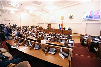 28 мая 2020 г., Барнаул   В масках и соблюдая дистанцию. Как депутаты слушали годовой отчет Виктора Томенко