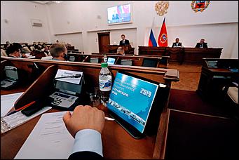 28 мая 2020 г., Барнаул   В масках и соблюдая дистанцию. Как депутаты слушали годовой отчет Виктора Томенко