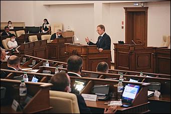 28 мая 2020 г., Барнаул   В масках и соблюдая дистанцию. Как депутаты слушали годовой отчет Виктора Томенко