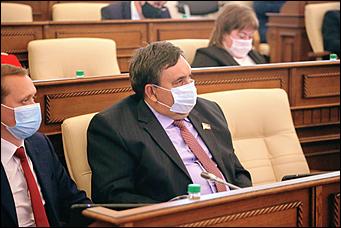 28 мая 2020 г., Барнаул   В масках и соблюдая дистанцию. Как депутаты слушали годовой отчет Виктора Томенко