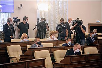 28 мая 2020 г., Барнаул   В масках и соблюдая дистанцию. Как депутаты слушали годовой отчет Виктора Томенко