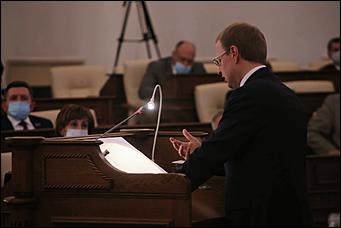 28 мая 2020 г., Барнаул   В масках и соблюдая дистанцию. Как депутаты слушали годовой отчет Виктора Томенко