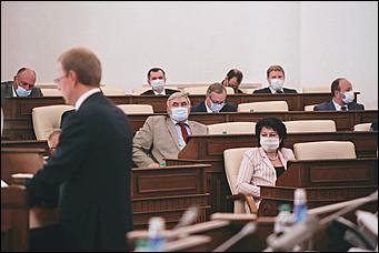 28 мая 2020 г., Барнаул   В масках и соблюдая дистанцию. Как депутаты слушали годовой отчет Виктора Томенко