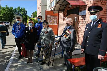 9 мая 2020 г., Барнаул   Спасибо за Победу. Для барнаульских ветеранов провели "личные" военные парады во дворе