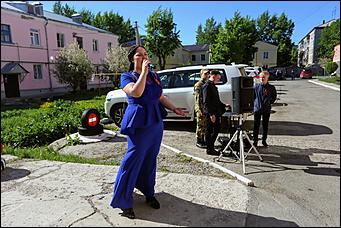 9 мая 2020 г., Барнаул   Спасибо за Победу. Для барнаульских ветеранов провели "личные" военные парады во дворе