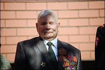 9 мая 2020 г., Барнаул   Спасибо за Победу. Для барнаульских ветеранов провели "личные" военные парады во дворе