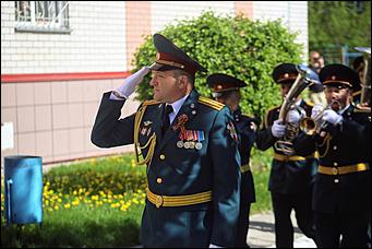 9 мая 2020 г., Барнаул   Спасибо за Победу. Для барнаульских ветеранов провели "личные" военные парады во дворе