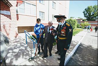 9 мая 2020 г., Барнаул   Спасибо за Победу. Для барнаульских ветеранов провели "личные" военные парады во дворе