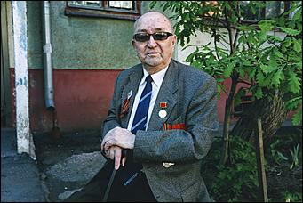 9 мая 2020 г., Барнаул   Спасибо за Победу. Для барнаульских ветеранов провели "личные" военные парады во дворе