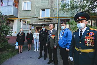 9 мая 2020 г., Барнаул   Спасибо за Победу. Для барнаульских ветеранов провели "личные" военные парады во дворе