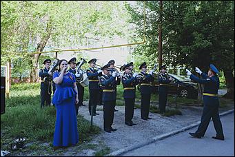 9 мая 2020 г., Барнаул   Спасибо за Победу. Для барнаульских ветеранов провели "личные" военные парады во дворе