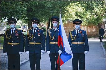 9 мая 2020 г., Барнаул   Спасибо за Победу. Для барнаульских ветеранов провели "личные" военные парады во дворе