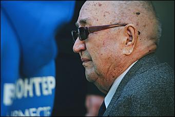 9 мая 2020 г., Барнаул   Спасибо за Победу. Для барнаульских ветеранов провели "личные" военные парады во дворе