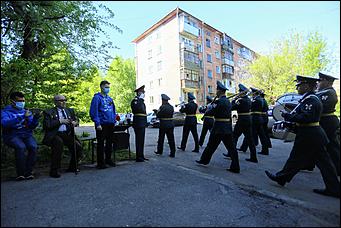 9 мая 2020 г., Барнаул   Спасибо за Победу. Для барнаульских ветеранов провели "личные" военные парады во дворе