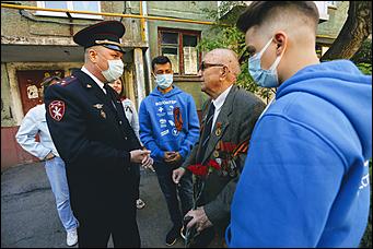 9 мая 2020 г., Барнаул   Спасибо за Победу. Для барнаульских ветеранов провели "личные" военные парады во дворе