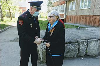 9 мая 2020 г., Барнаул   Спасибо за Победу. Для барнаульских ветеранов провели "личные" военные парады во дворе