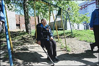 9 мая 2020 г., Барнаул   Спасибо за Победу. Для барнаульских ветеранов провели "личные" военные парады во дворе