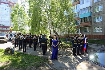 9 мая 2020 г., Барнаул   Спасибо за Победу. Для барнаульских ветеранов провели "личные" военные парады во дворе