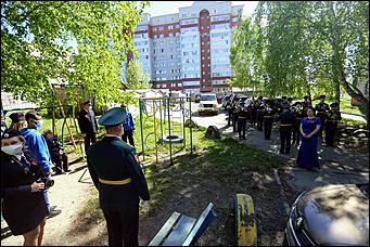 9 мая 2020 г., Барнаул   Спасибо за Победу. Для барнаульских ветеранов провели "личные" военные парады во дворе