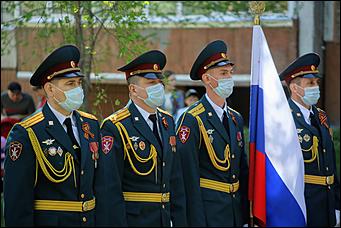 9 мая 2020 г., Барнаул   Спасибо за Победу. Для барнаульских ветеранов провели "личные" военные парады во дворе