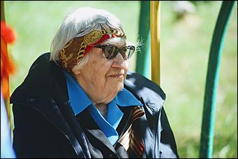 9 мая 2020 г., Барнаул   Спасибо за Победу. Для барнаульских ветеранов провели "личные" военные парады во дворе