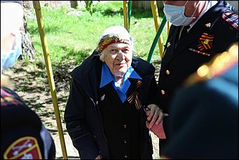 9 мая 2020 г., Барнаул   Спасибо за Победу. Для барнаульских ветеранов провели "личные" военные парады во дворе